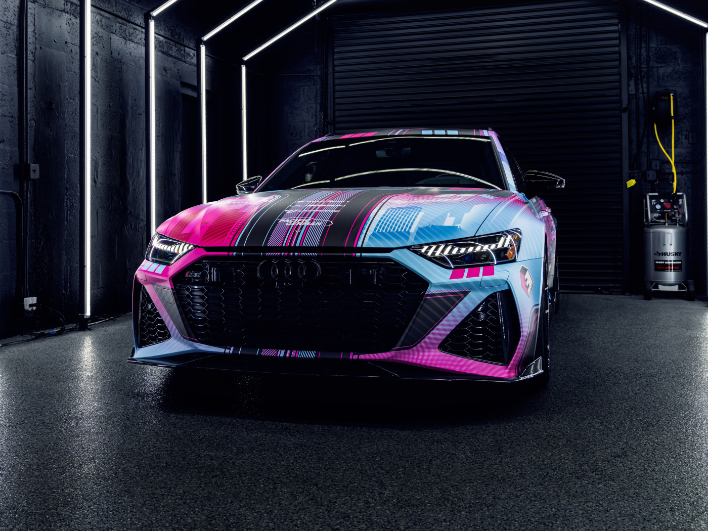 Автомобиль Audi RS6  на зарядке