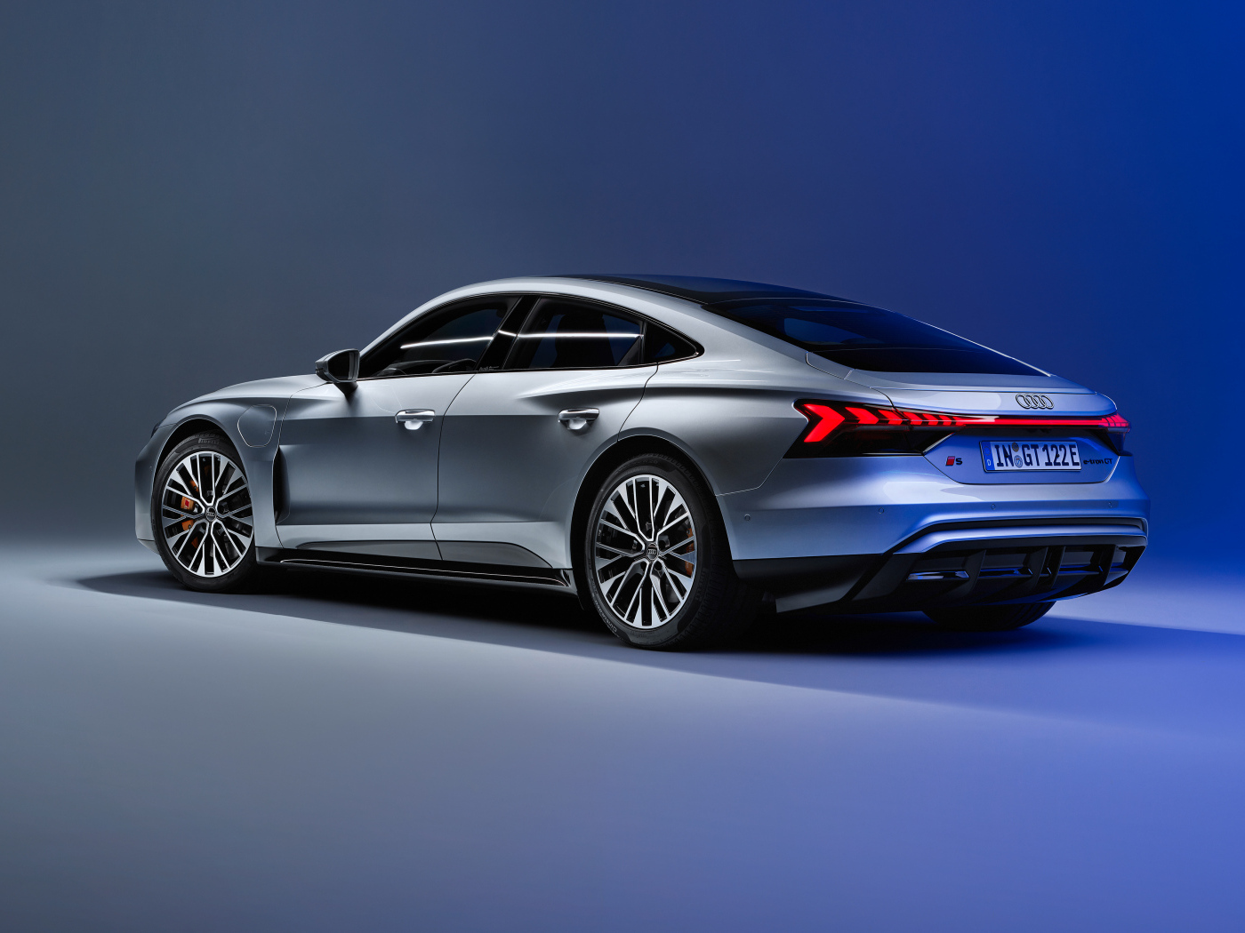 Вид сзади на серебристый автомобиль Audi S e-tron GT 2024 года