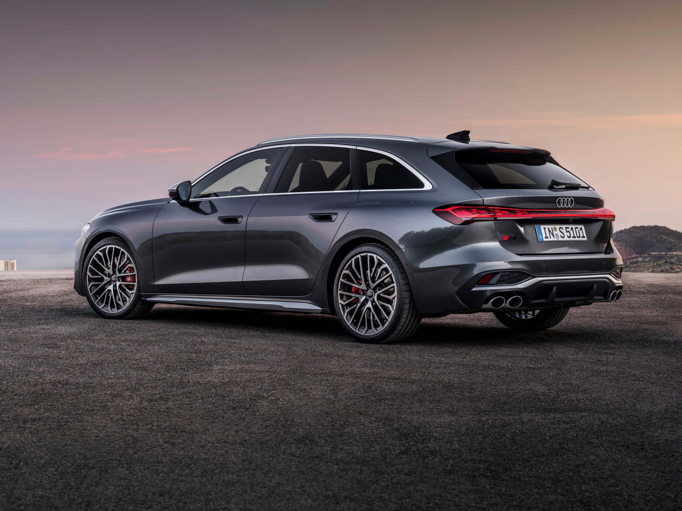 Вид сбоку на серый автомобиль Audi S5 Avant TFSI quattro 2024 года