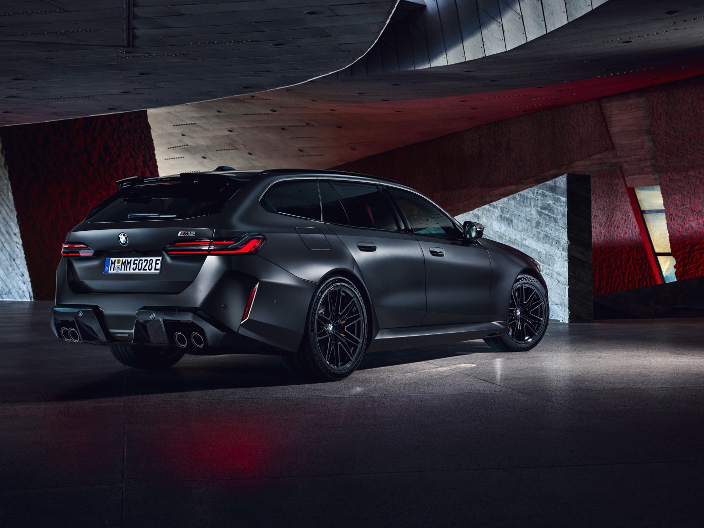 Автомобиль BMW M5 Touring 2024 года вид сзади