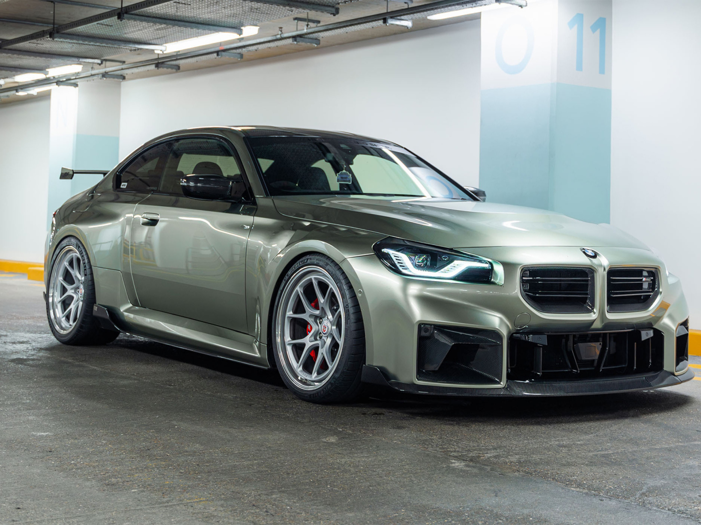 Автомобиль BMW M2 TR87 Edition в гараже