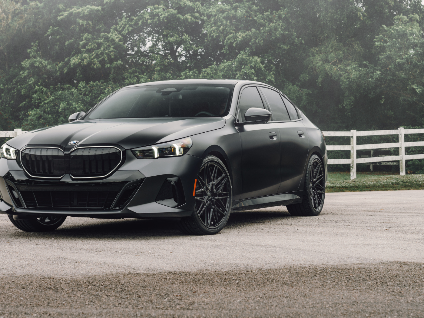 Черный автомобиль BMW 530i Matte