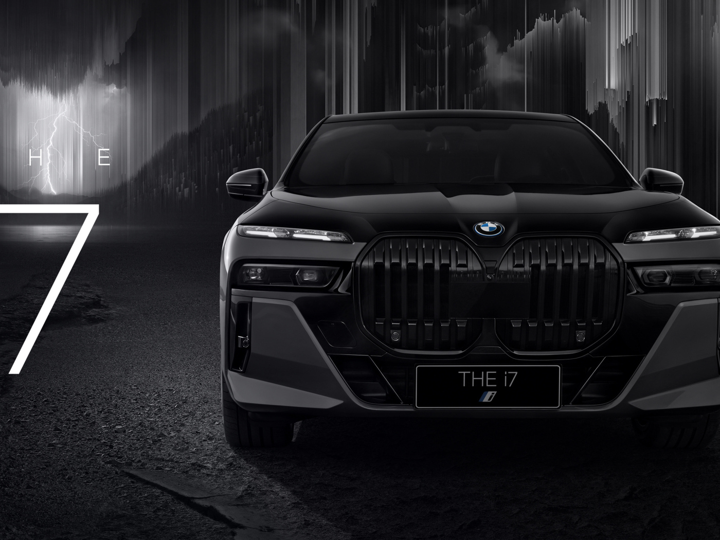 Вид спереди на автомобиль BMW i7