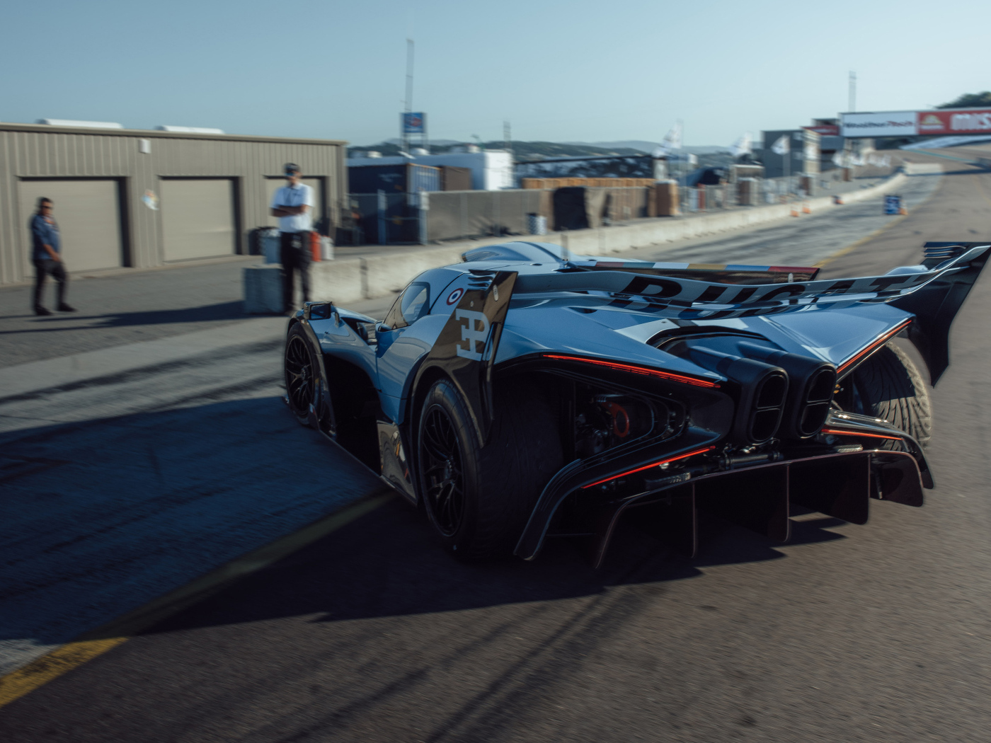 Вид сзади на гоночный автомобиль Bugatti Bolide 100-year Anniversary Edition 2024 года