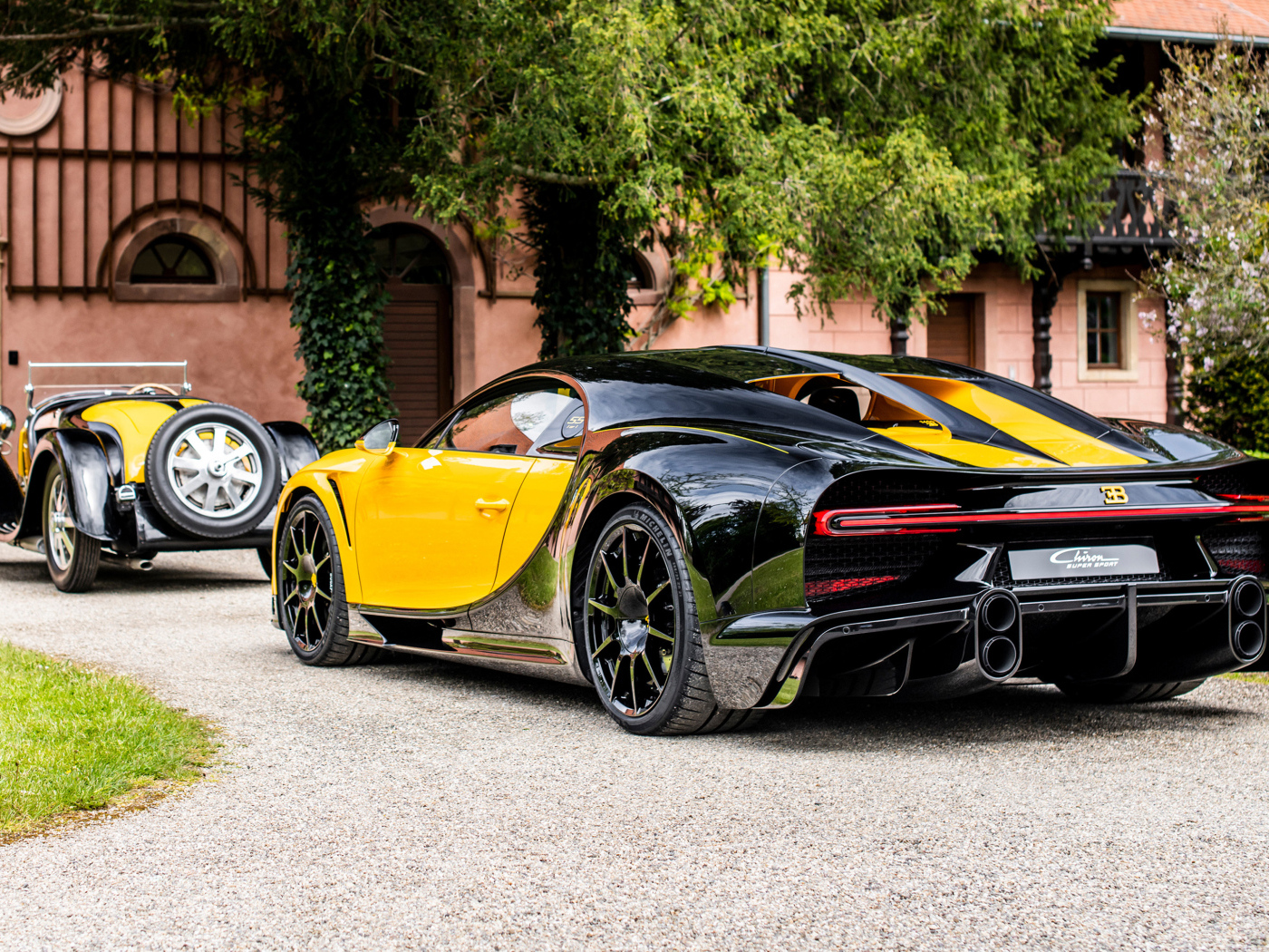 Вид сзади на спорткар Bugatti Type 55 Roadster Bugatti Chiron Super Sport 55 One Of One