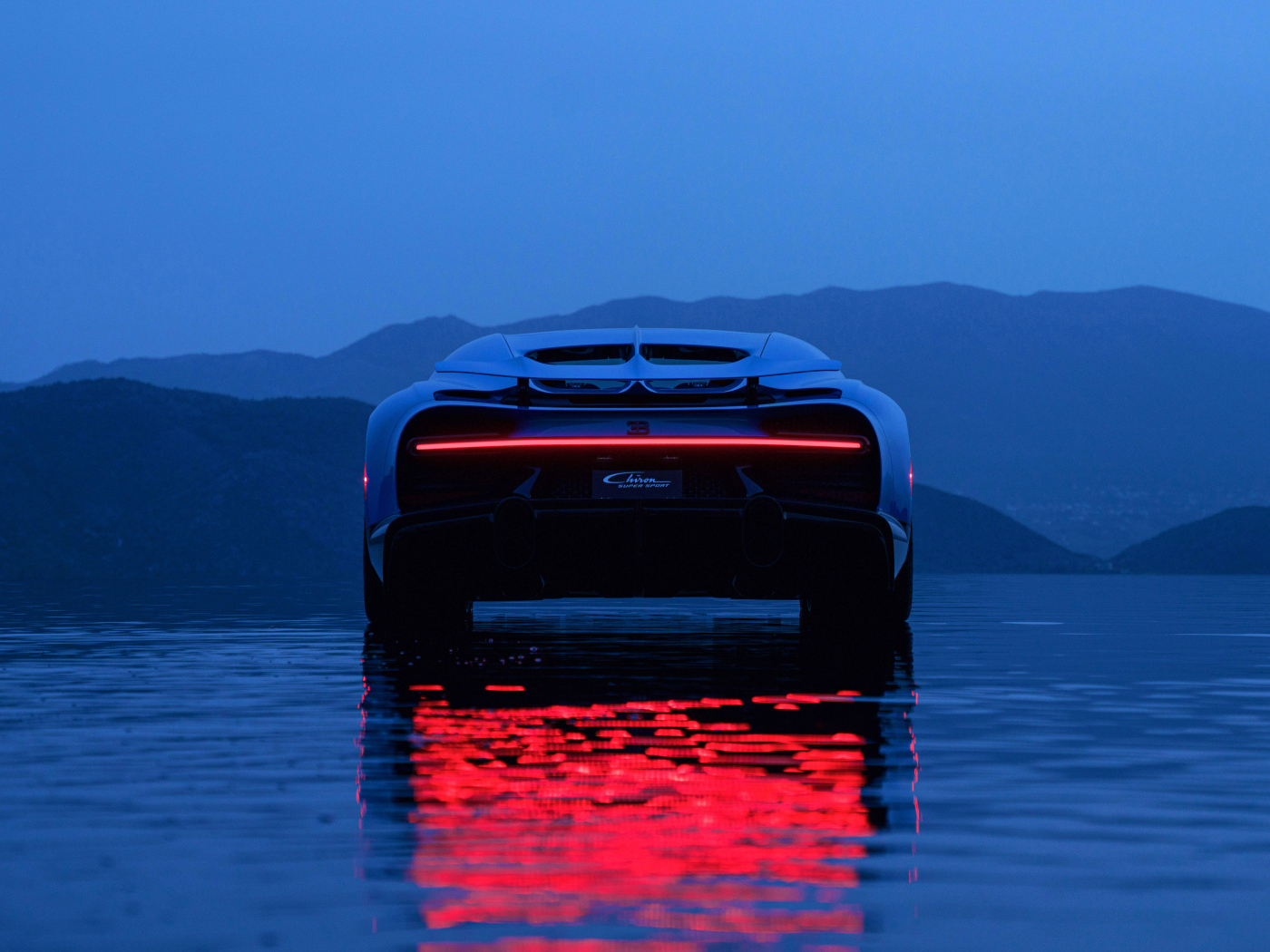 Вид сзади на автомобиль Bugatti Unveils Chiron LUltime