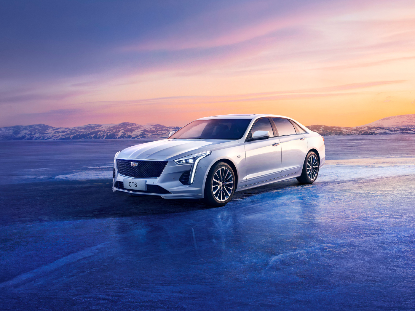 Автомобиль Cadillac CT6 Platinum на фоне красивого неба