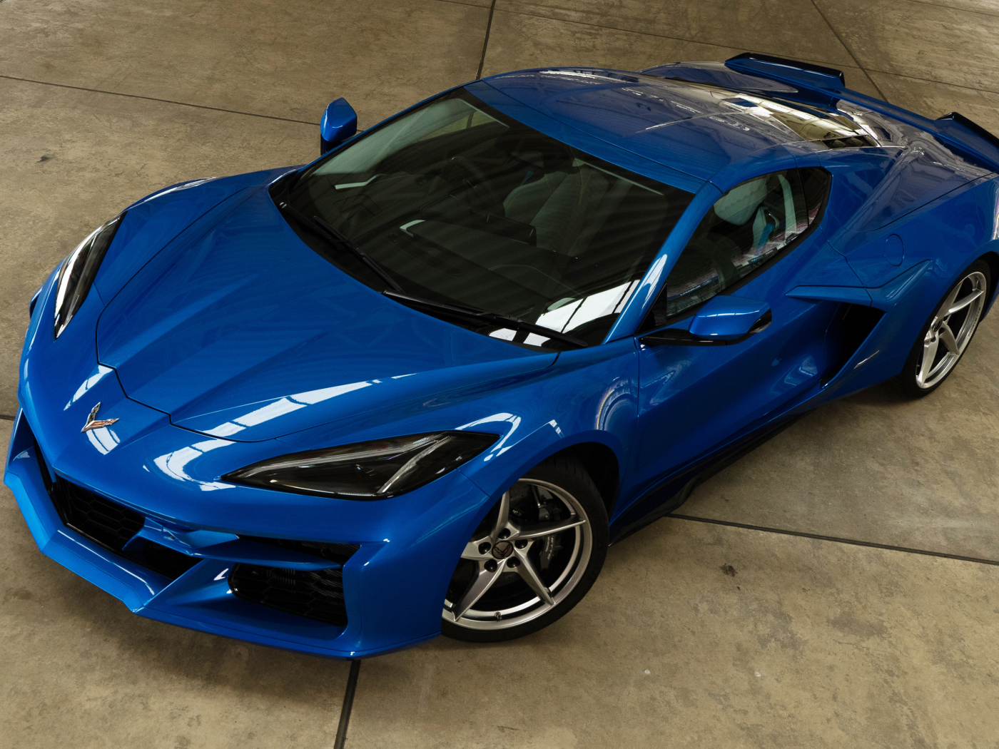 Синий быстрый автомобиль Chevrolet Corvette E-Ray 2024 года