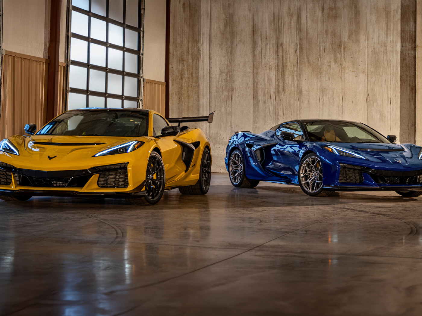 Два автомобиля Chevrolet Corvette ZR1, 2025 года