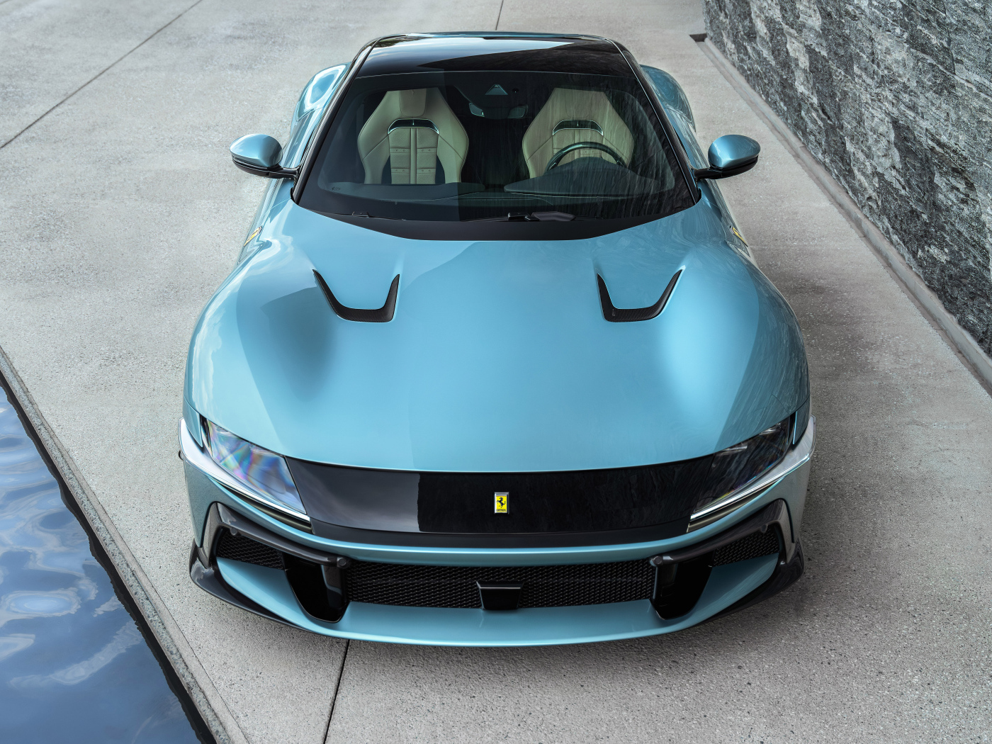 Голубой автомобиль Ferrari 12Cilindri 2024 года вид спереди