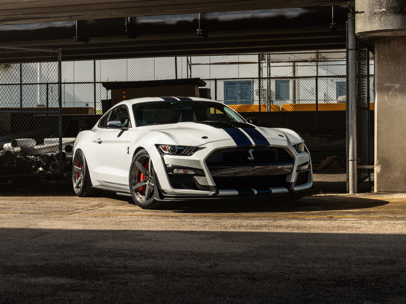 Автомобиль Mustang GT500 в ангаре