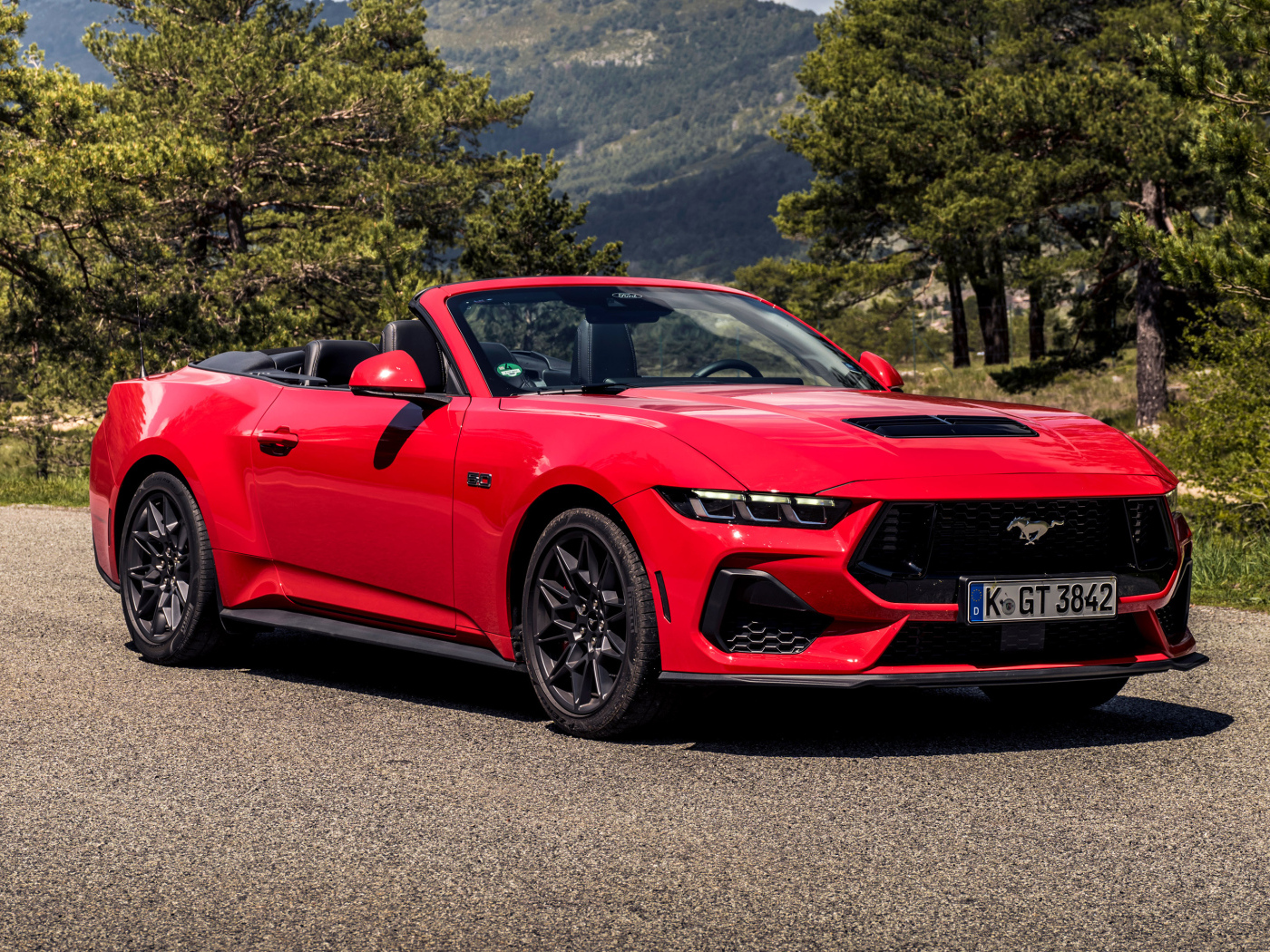 Красный кабриолет Ford Mustang GT Convertible 2024 года