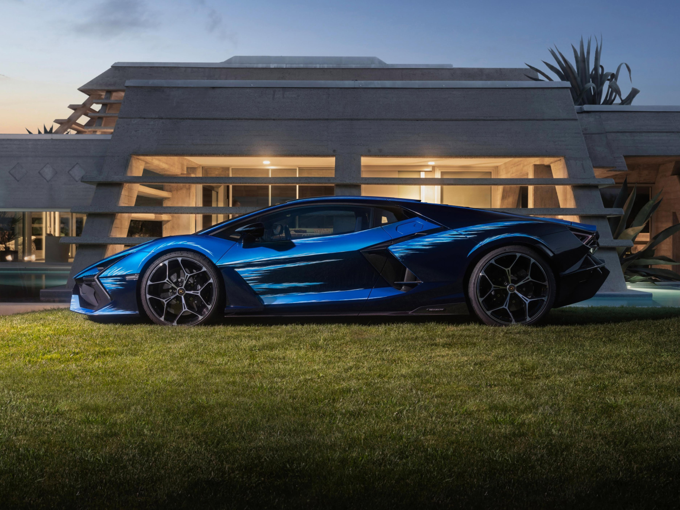 Вид сбоку на синий спорткар Lamborghini Revuelto Opera Unica 2024 года