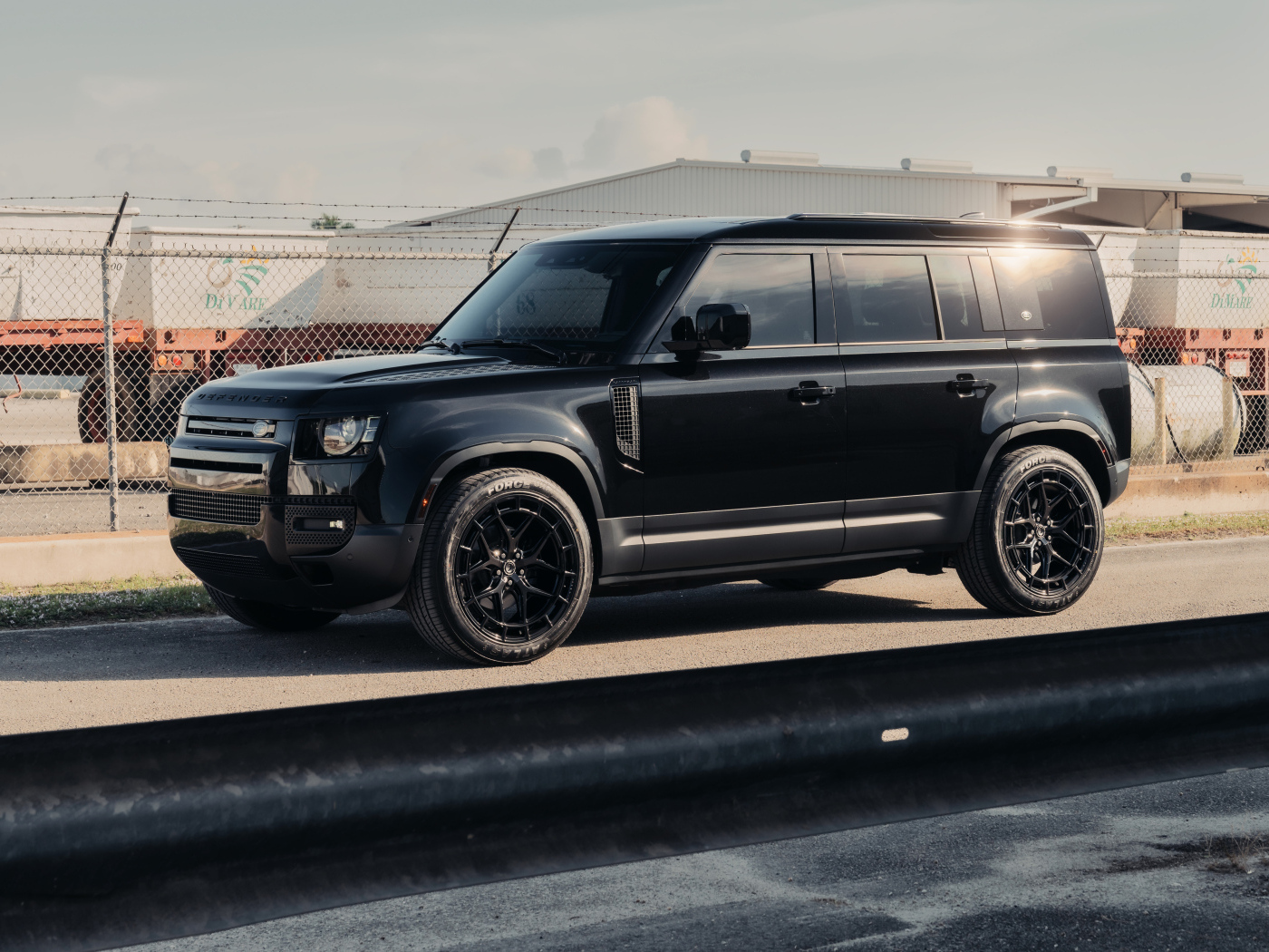 Большой черный Land Rover Defender