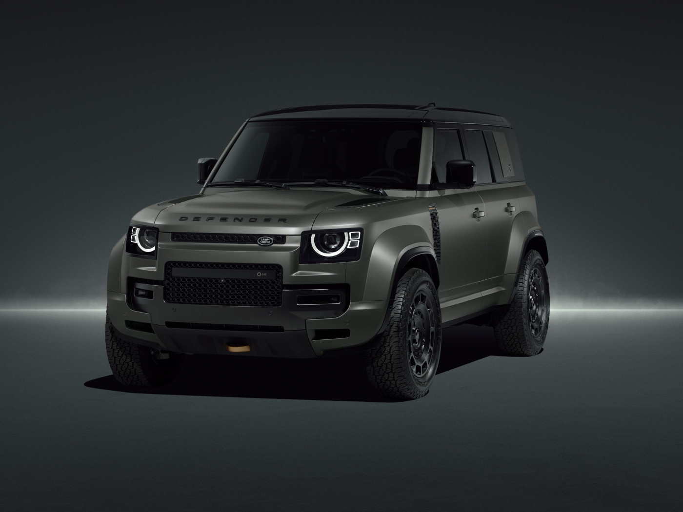 Вид спереди на внедорожник Land Rover Defender OCTA Edition One 2024 года