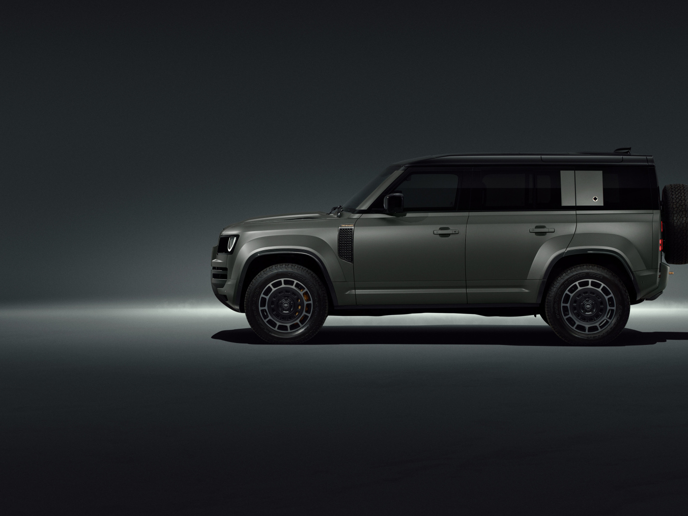 Вид сбоку на автомобиль Land Rover Defender OCTA Edition One