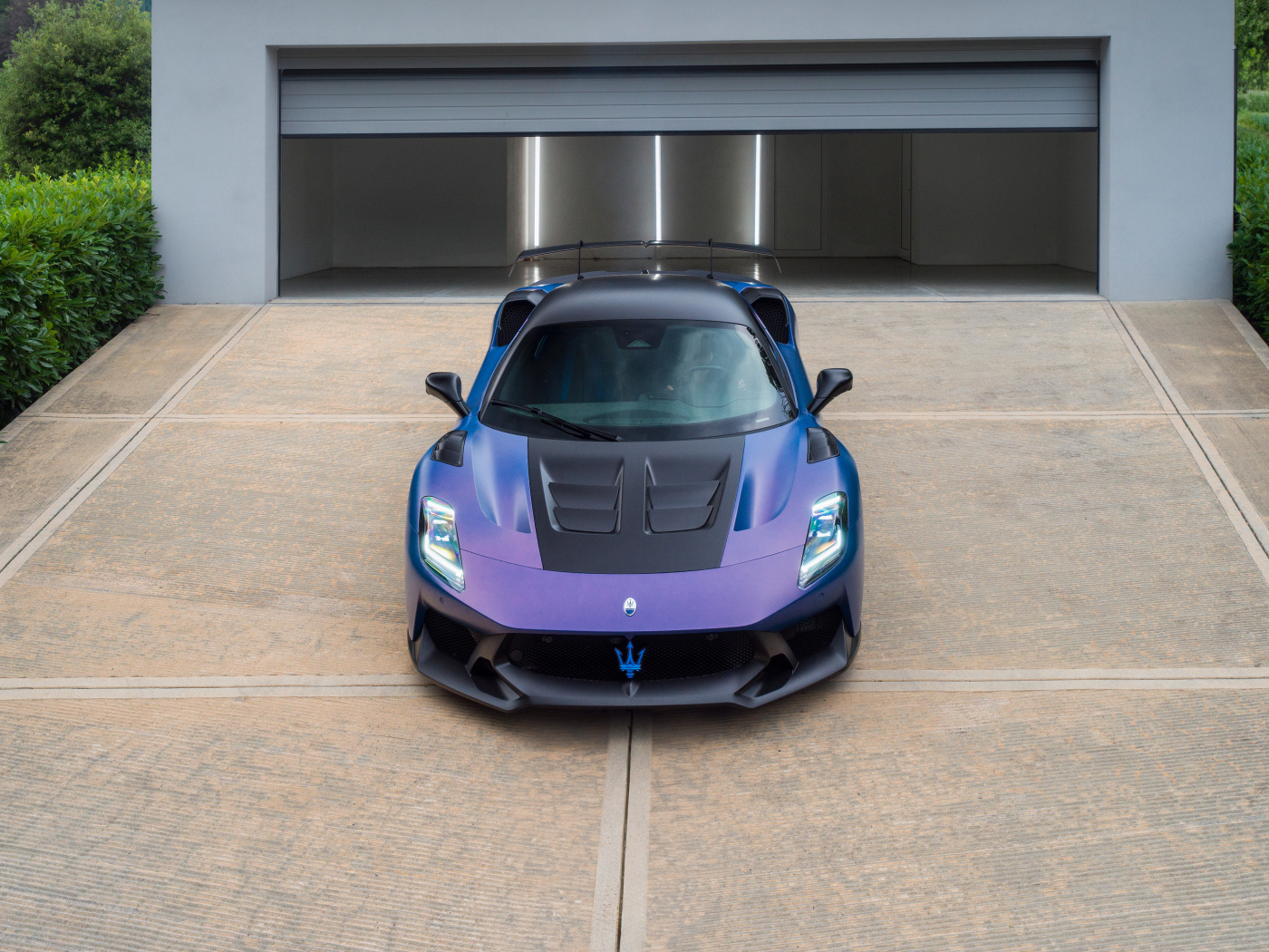 Автомобиль Maserati GT2 Stradale 2024 года у гаража