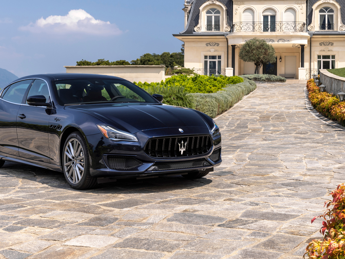 Автомобиль Maserati Quattroporte Grand Finale 2024 года у дома