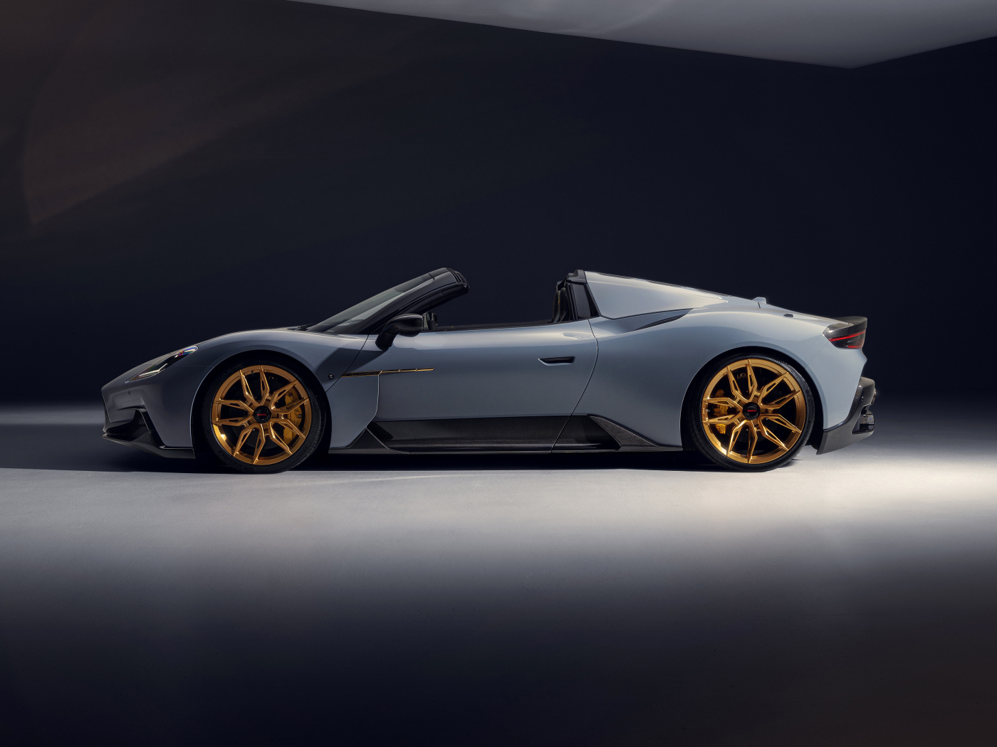 Вид сбоку на серый автомобиль Novitec Maserati MC20 Cielo 2024 года