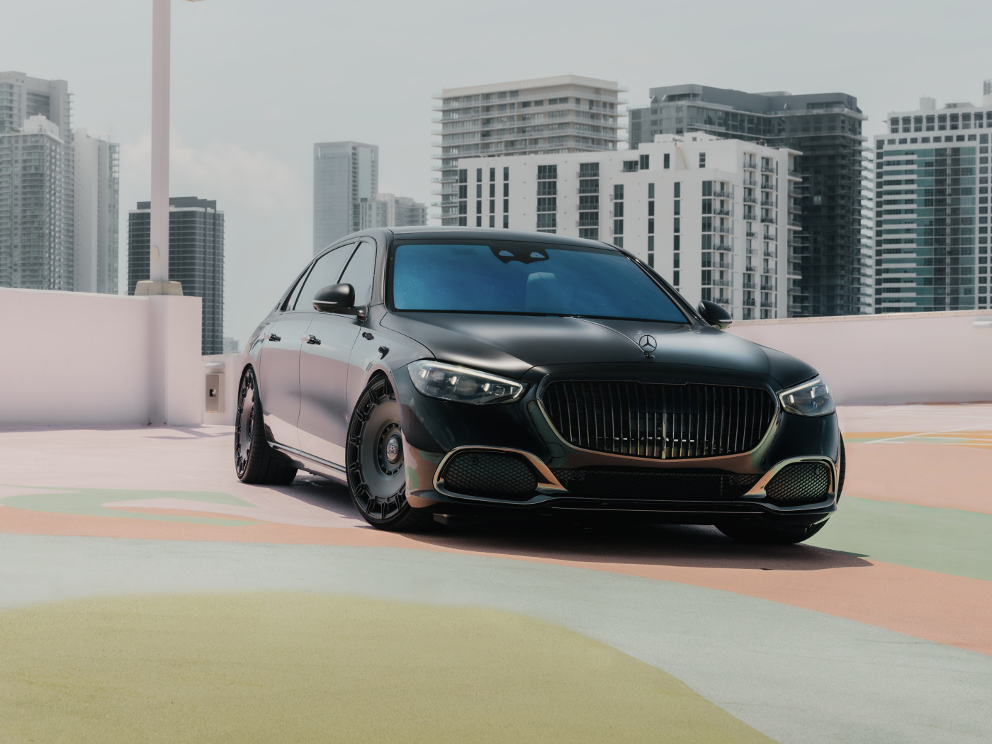 Черный автомобиль Mercedes-Benz Maybach S Class S680 V12