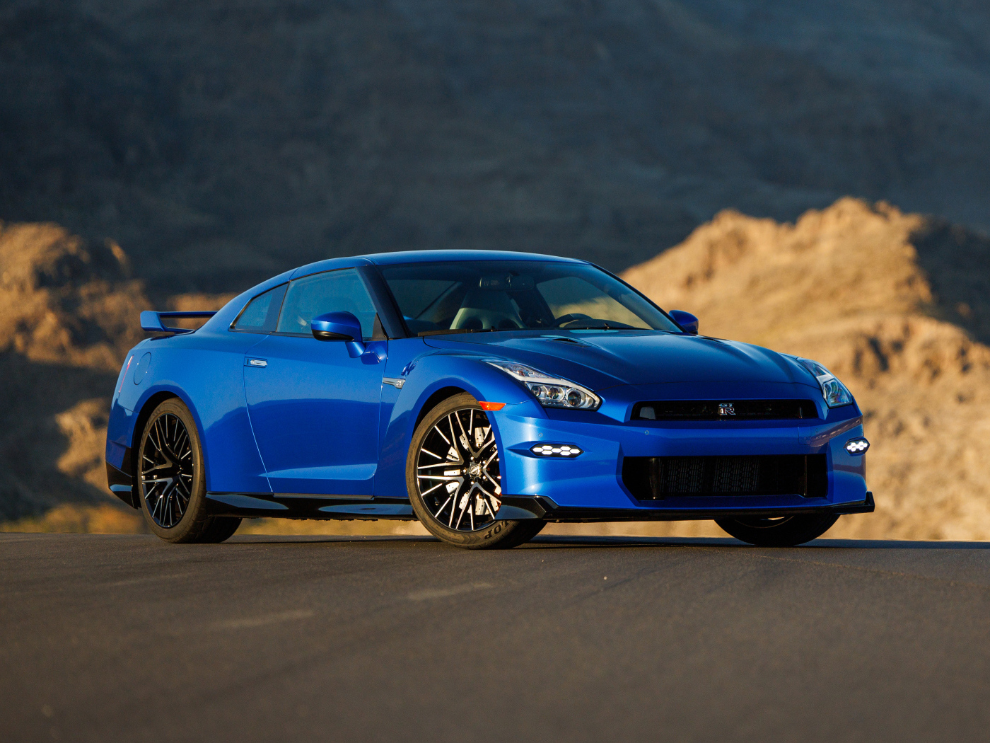 Автомобиль Nissan GT-R Skyline Edition2024 года синего цвета