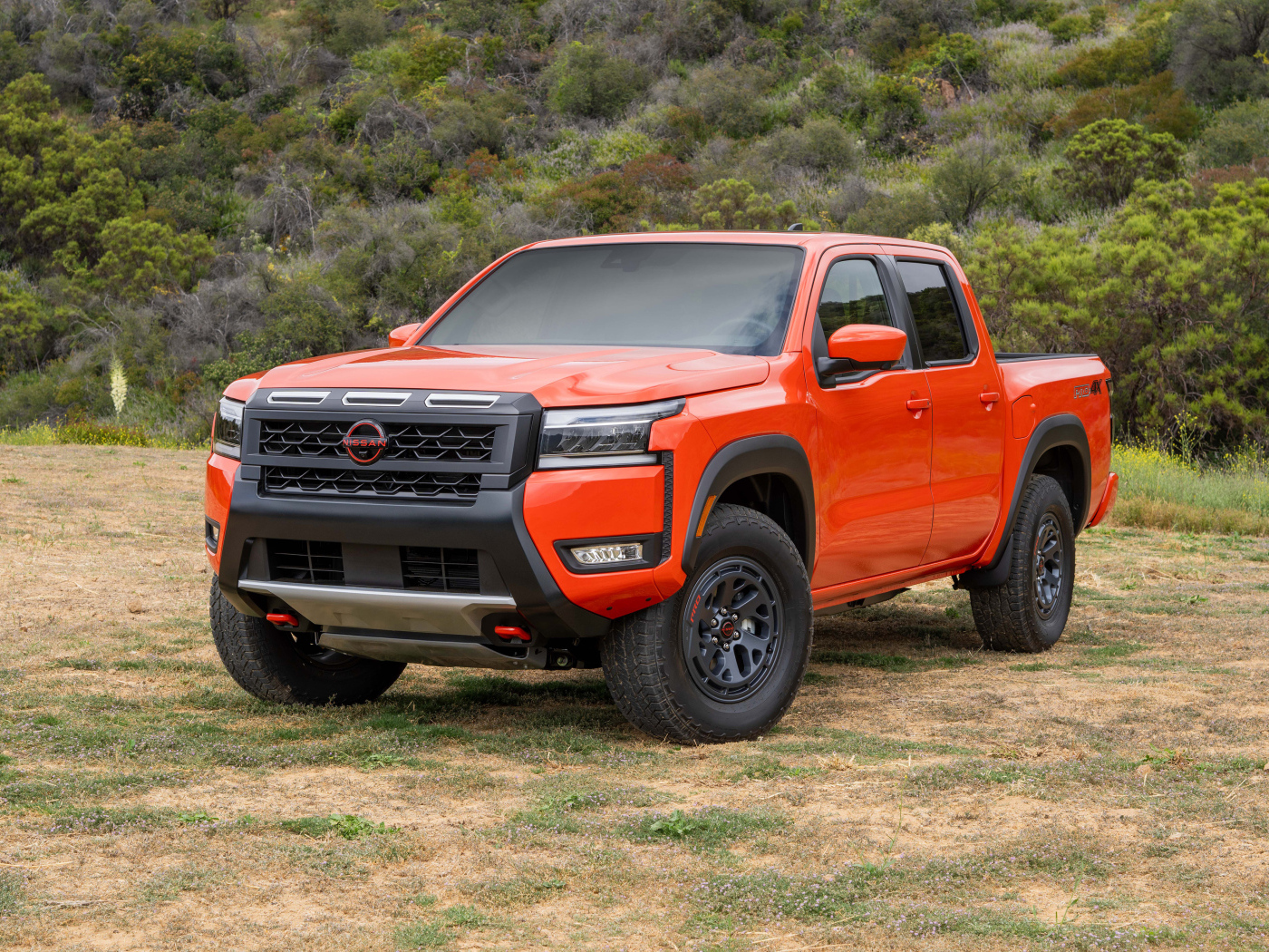 Большой красный пикап Nissan Frontier Pro-4X Crew Cab 2025 года