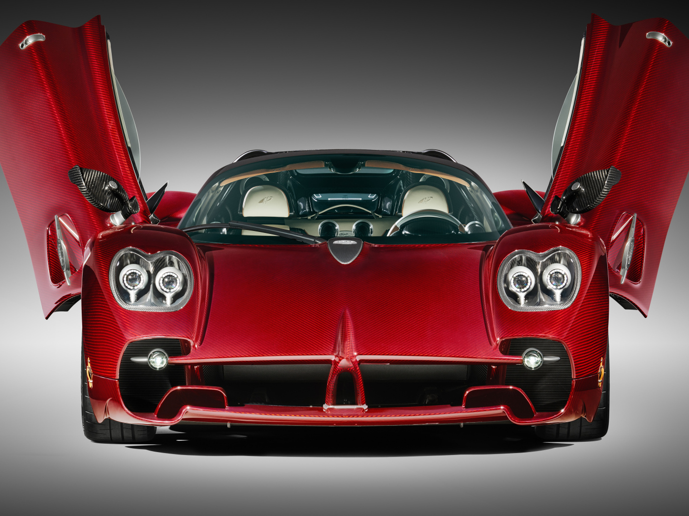 Автомобиль Pagani Utopia Roadster 2024 года с открытыми дверями