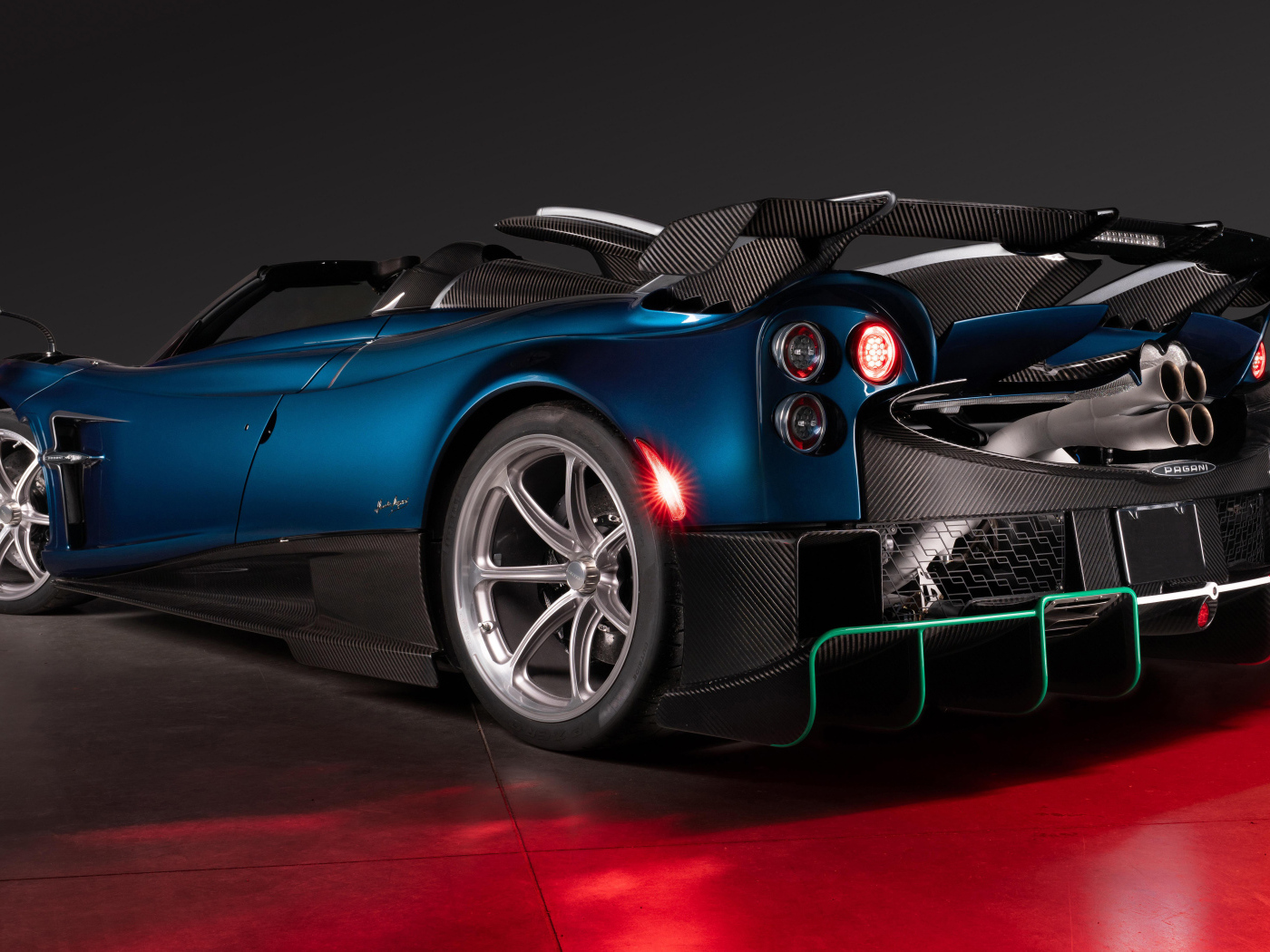Вид сзади на спортивный автомобиль Pagani Imola Roadster