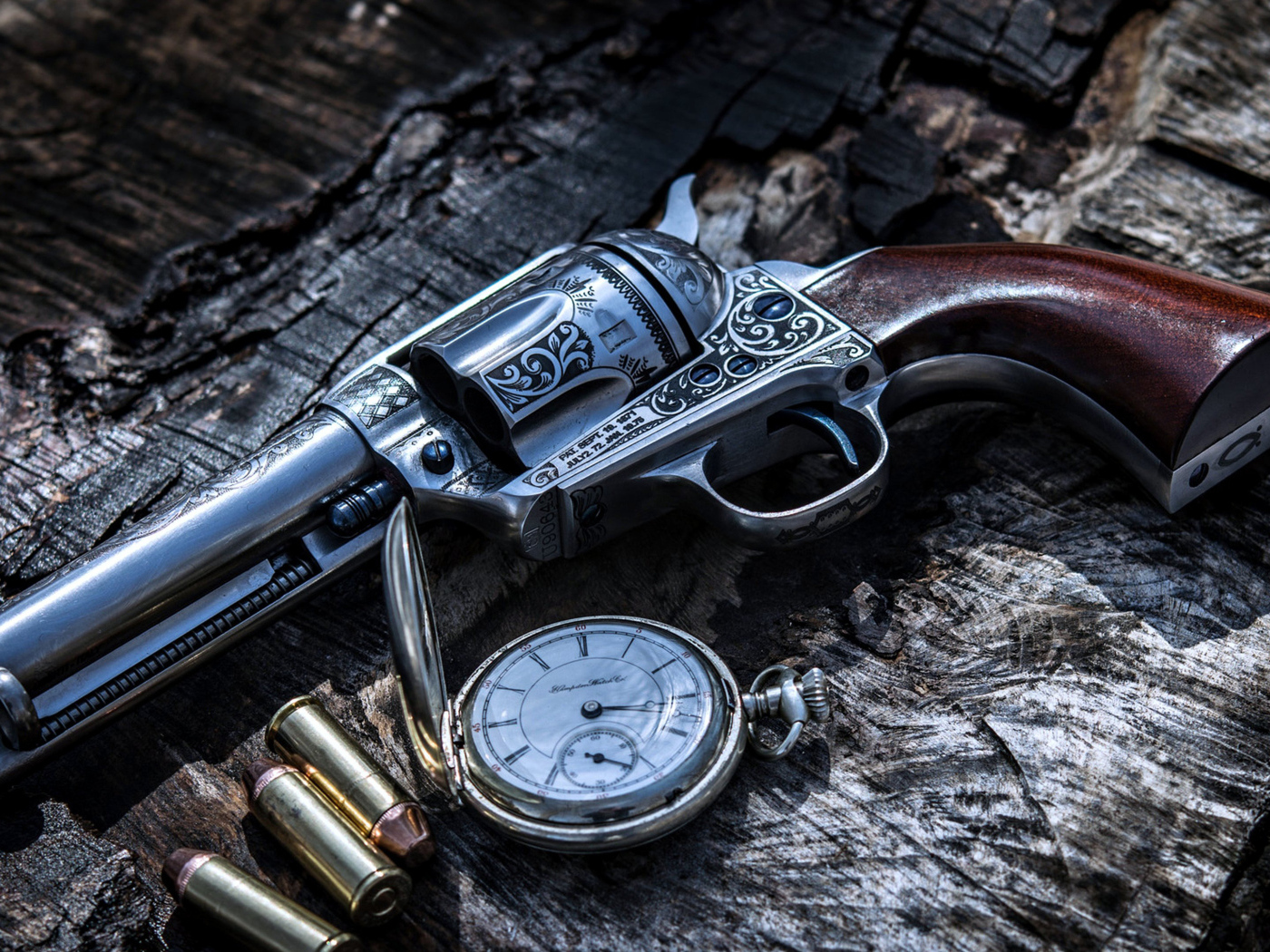 Револьвер 1871 года с украшениями лежит на дереве рядом с патронами и карманными часами