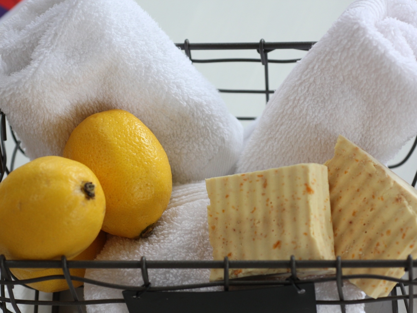 Мыло, лимоны и полотенце в корзине