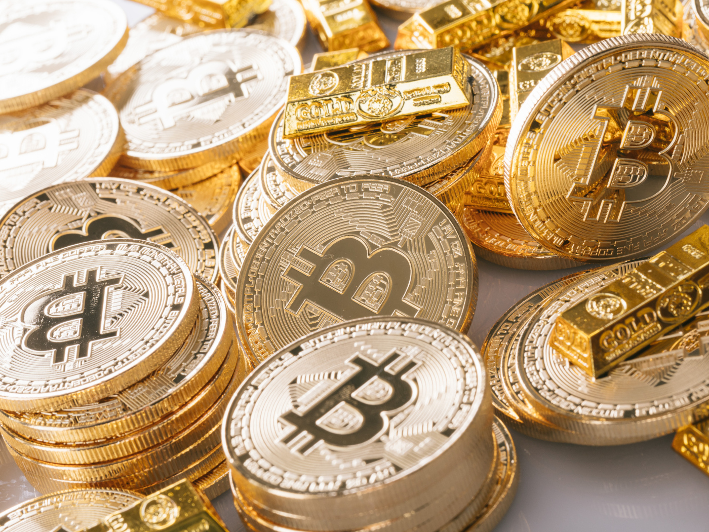 Золотые монеты биткоин со слитками