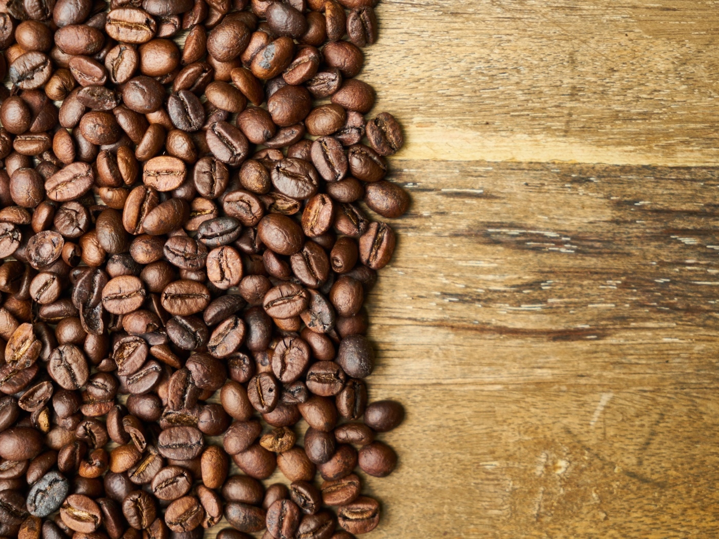 Ароматные жареные зерна кофе на деревянном столе