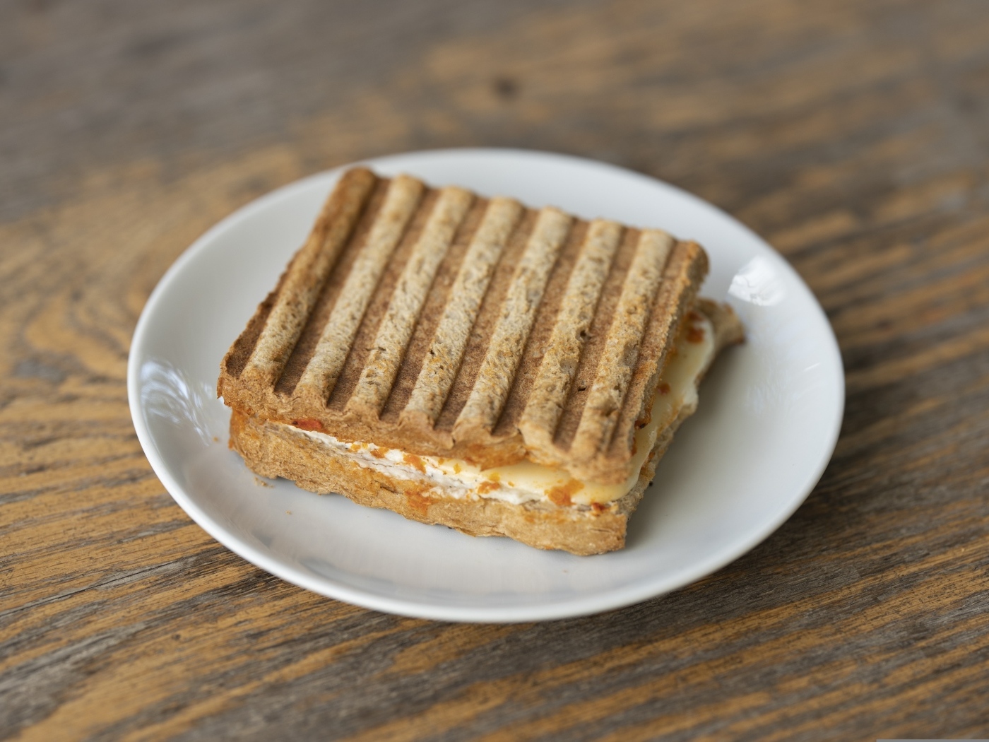 Сэндвич с сыром на деревянном столе