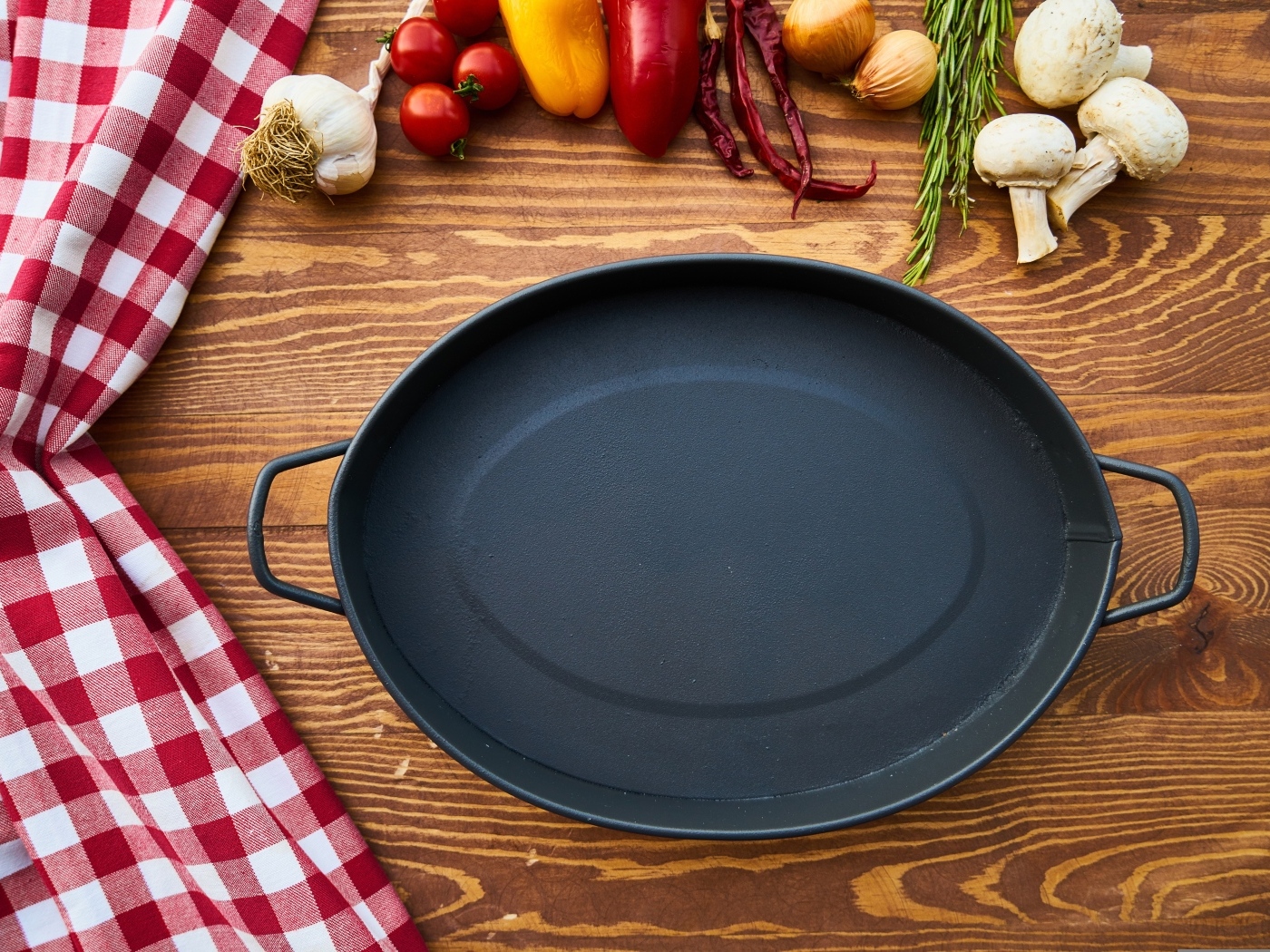 Большая чугунная жаровня на столе