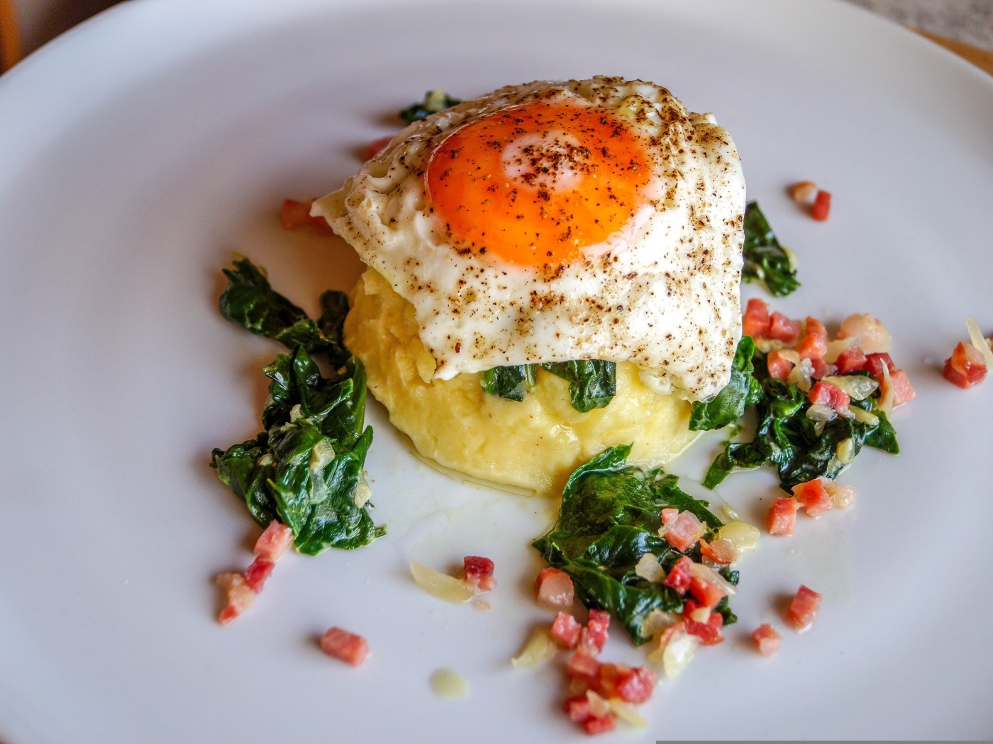 Картофельное пюре с яичницей на тарелке