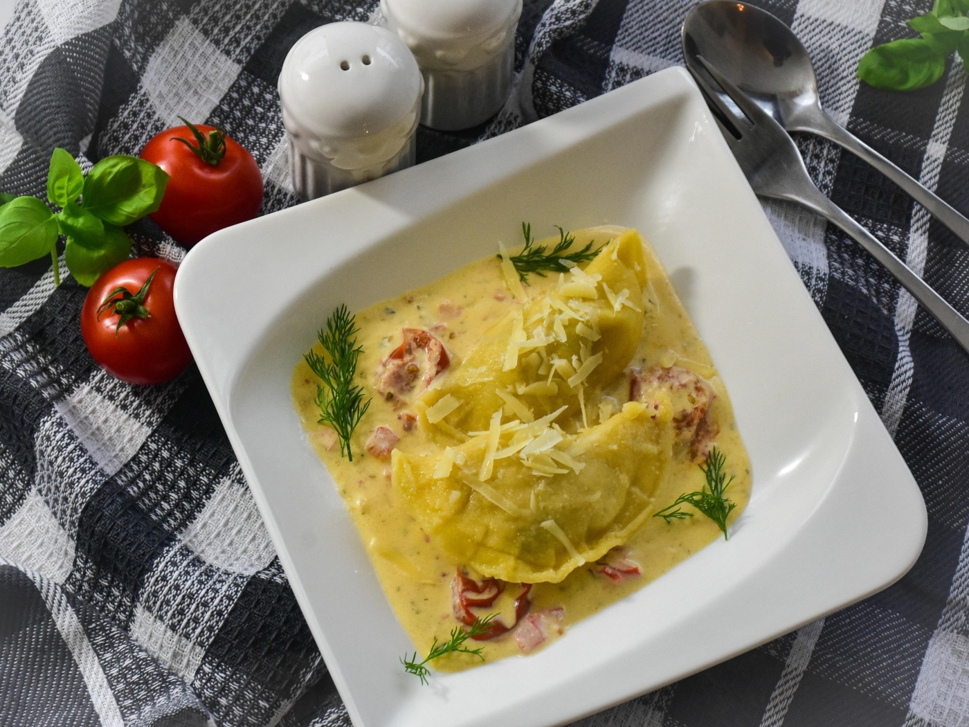 Равиоли с соусе с беконом на тарелке