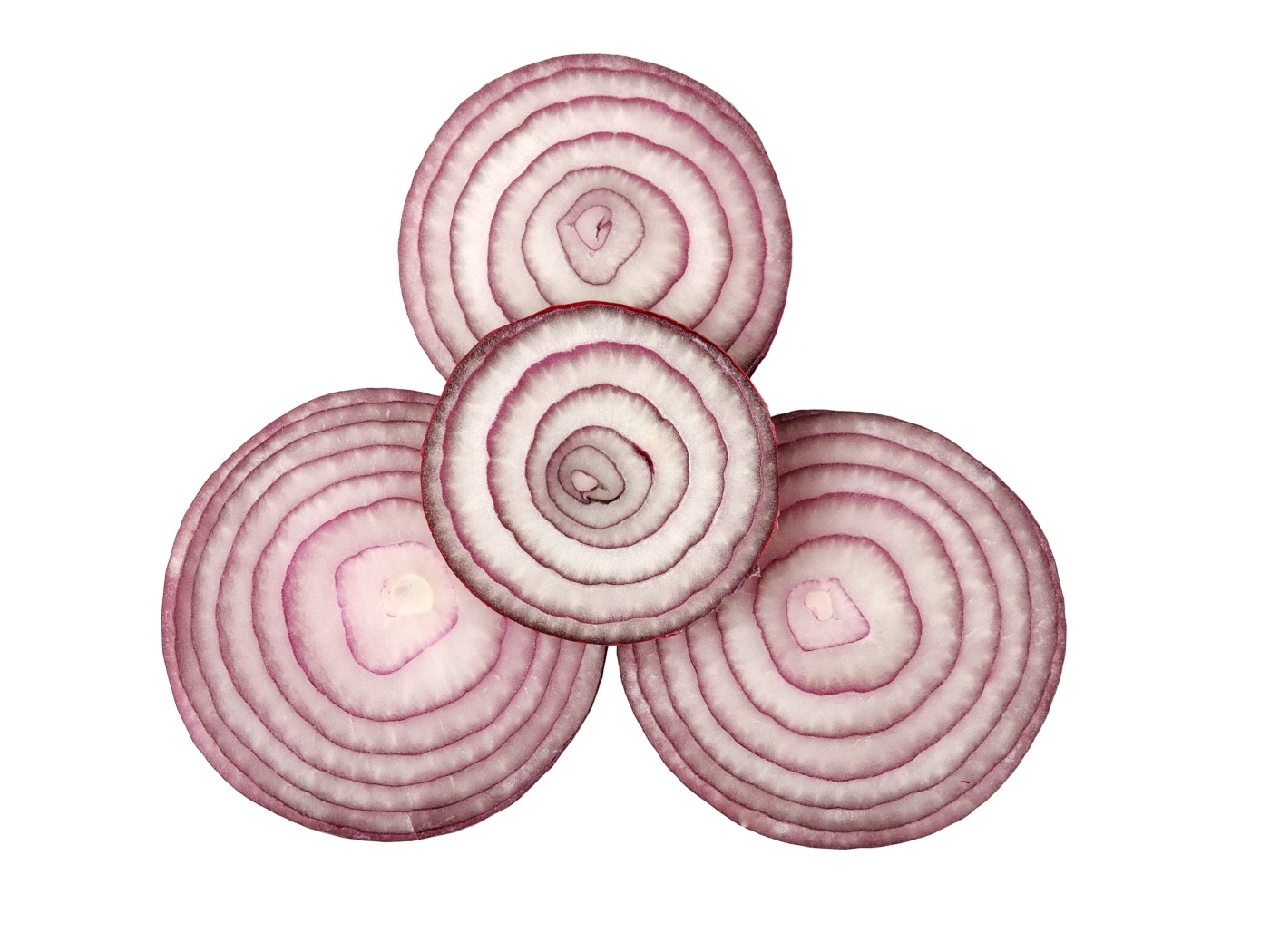 Кольца красного лука на белом фоне крупным планом