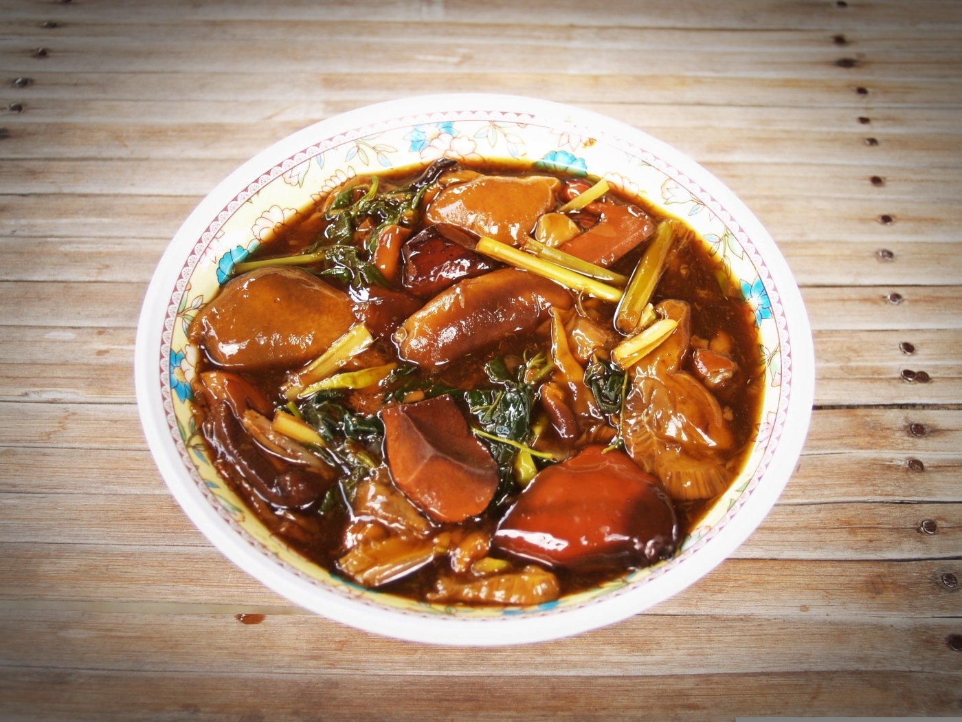 Острое азиатское блюдо с грибами