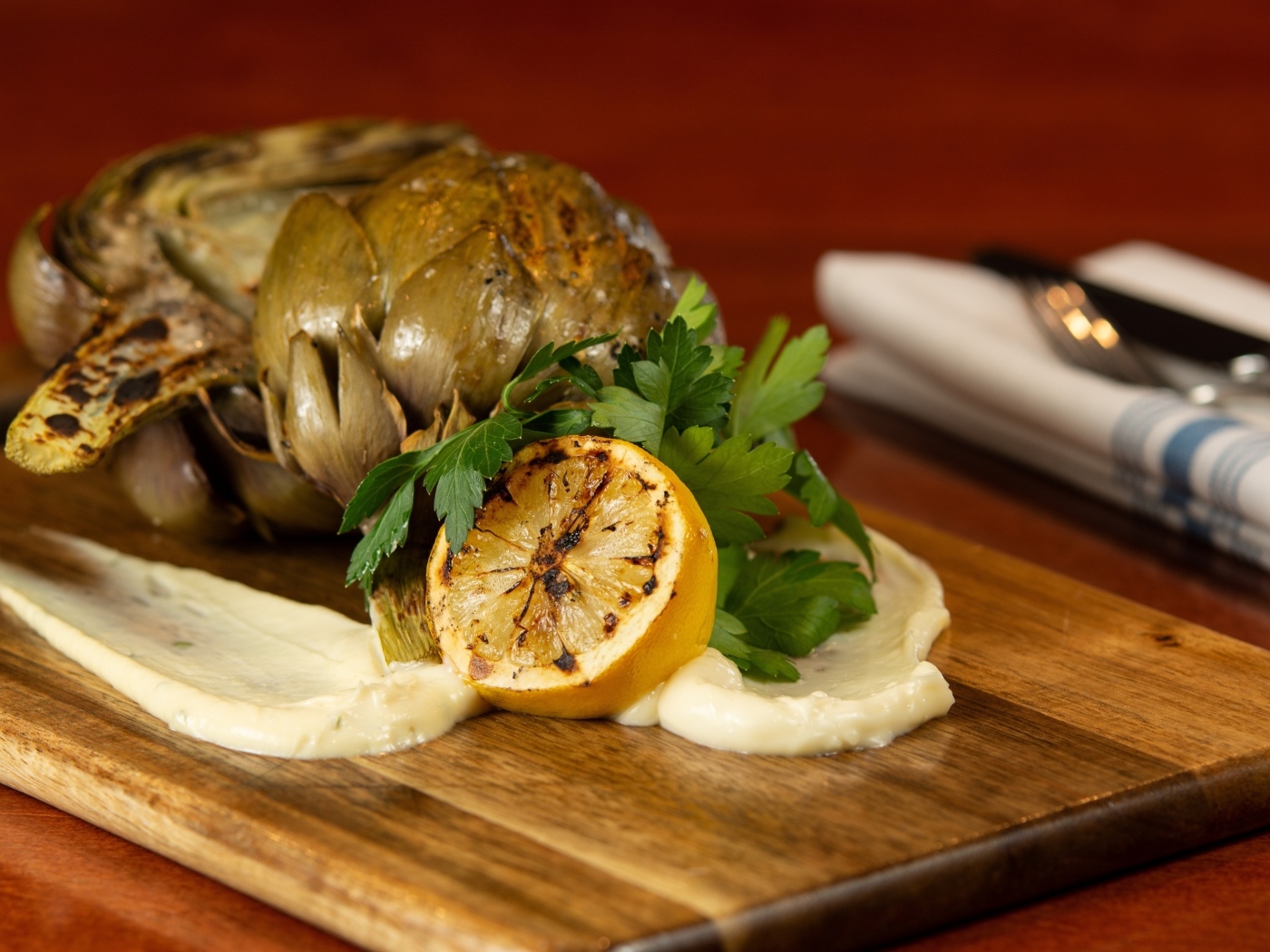 Артишок с лимоном на доске