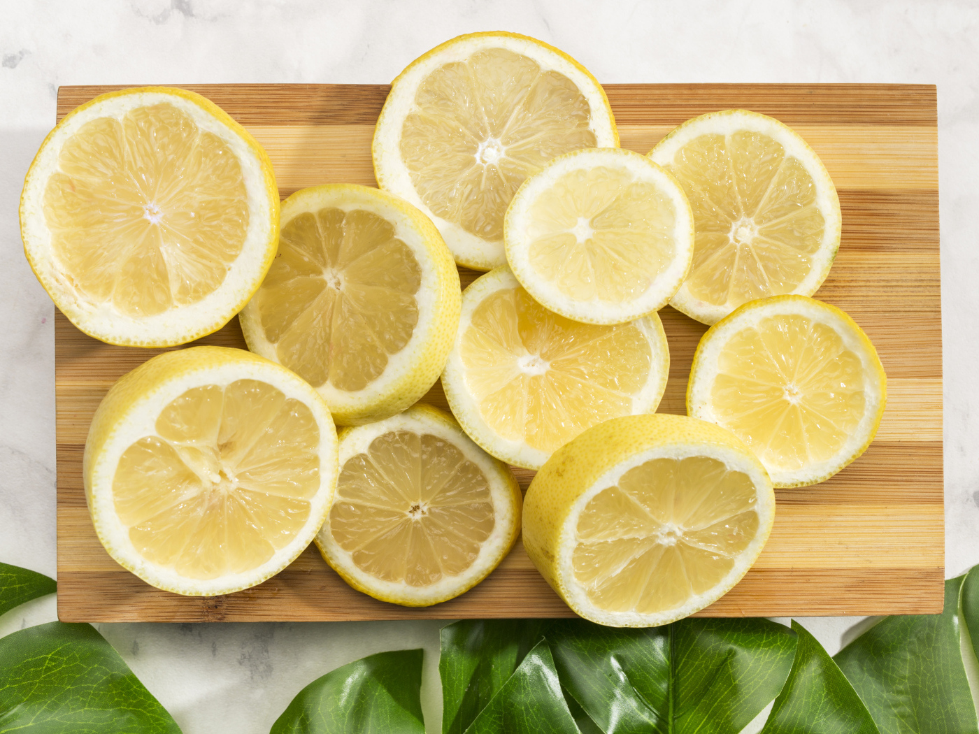 Разделочная доска с нарезанным лимоном