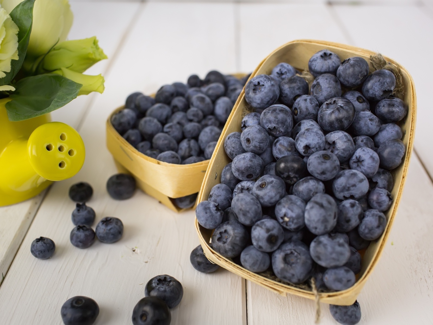 Ягоды крупной черники в корзинах на столе