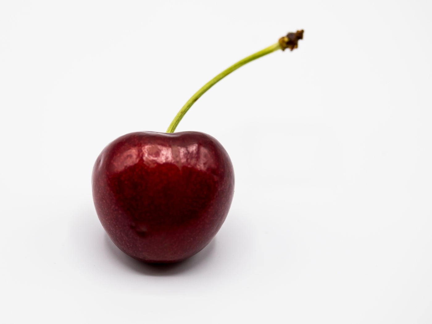 Крупная красная черешня на белом фоне