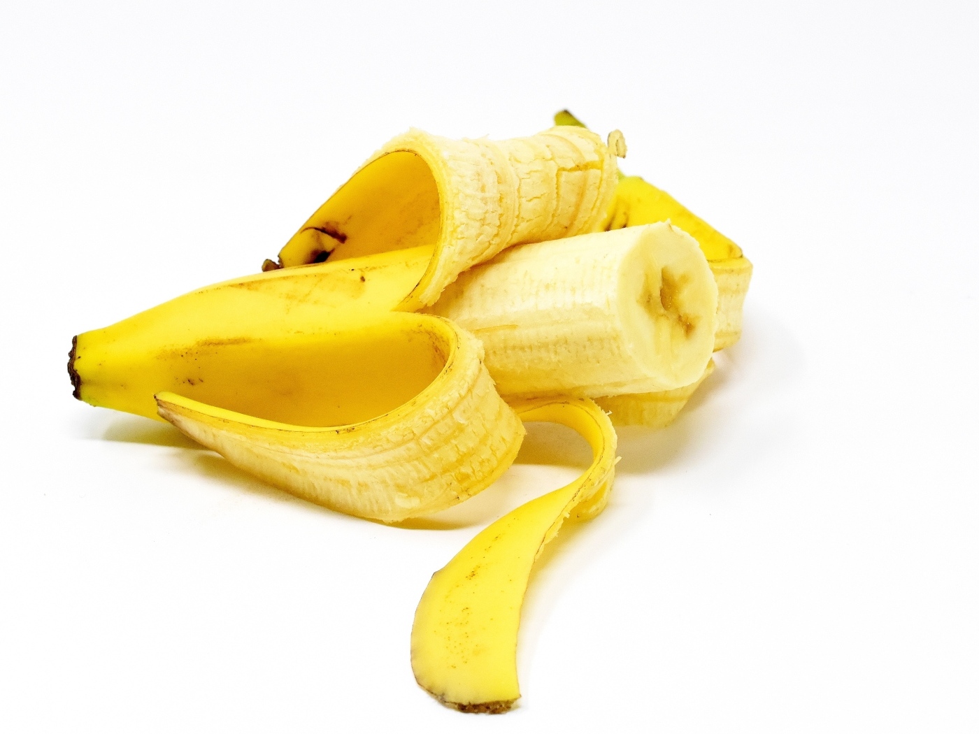 Очищенный банан на белом фоне