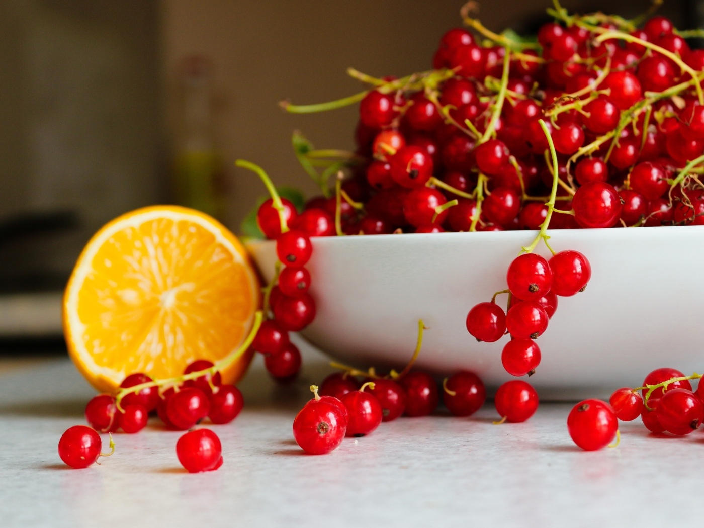 Спелая красная смородина на столе с лимоном 