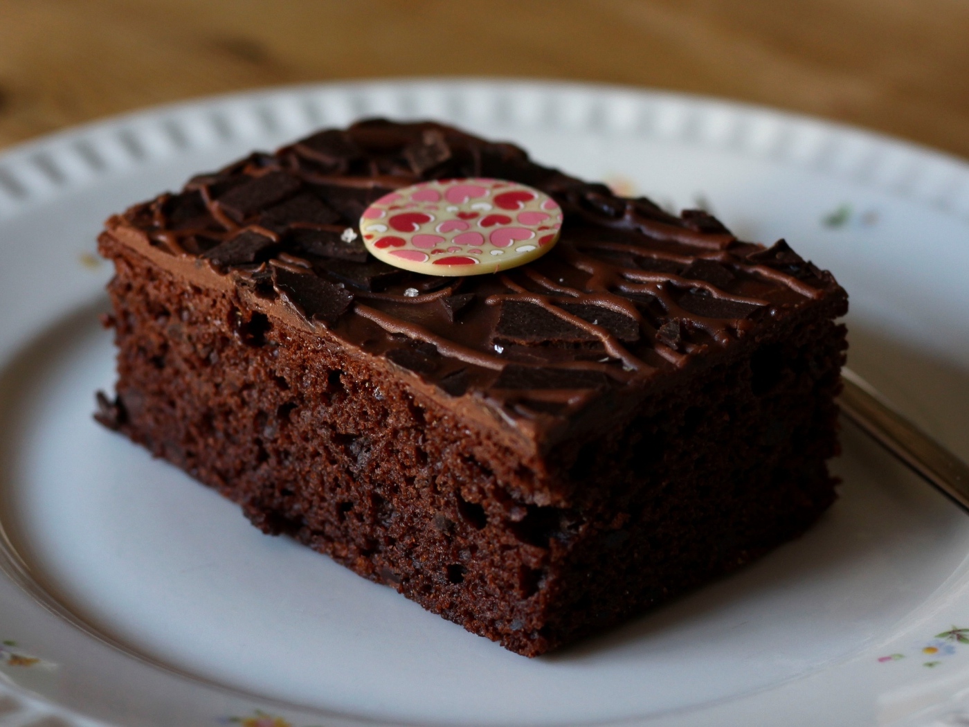 Кусок шоколадного десерта брауни на тарелке 