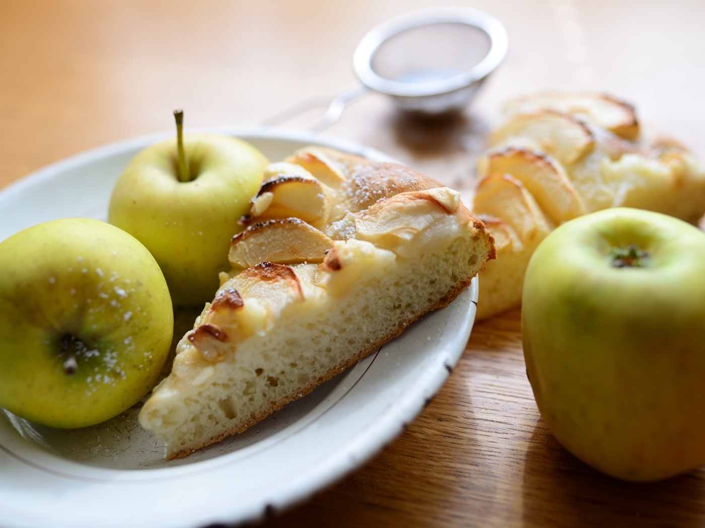 Кусок пирога с зелеными яблоками на тарелке