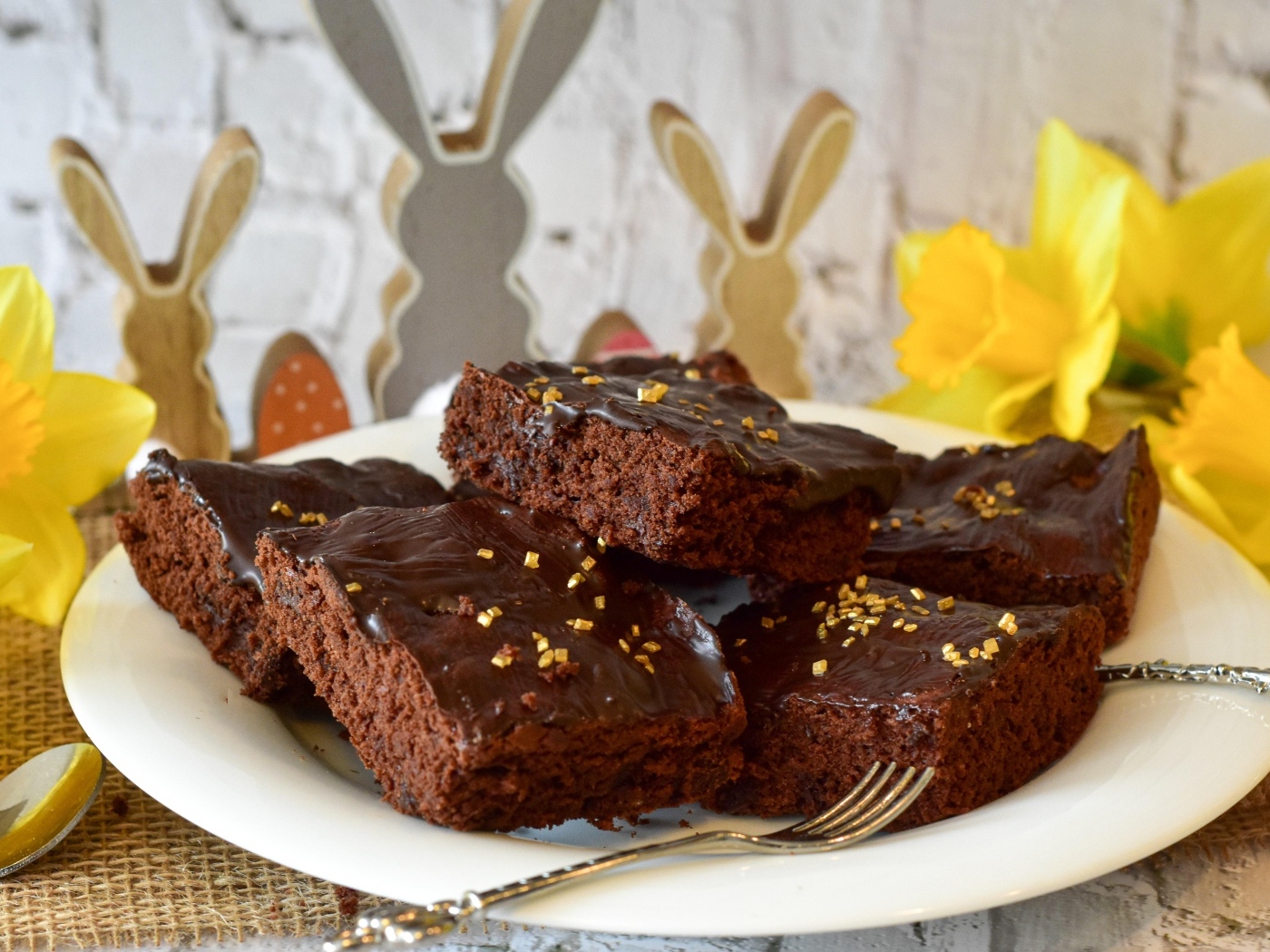 Десерт брауни на большой белой тарелке