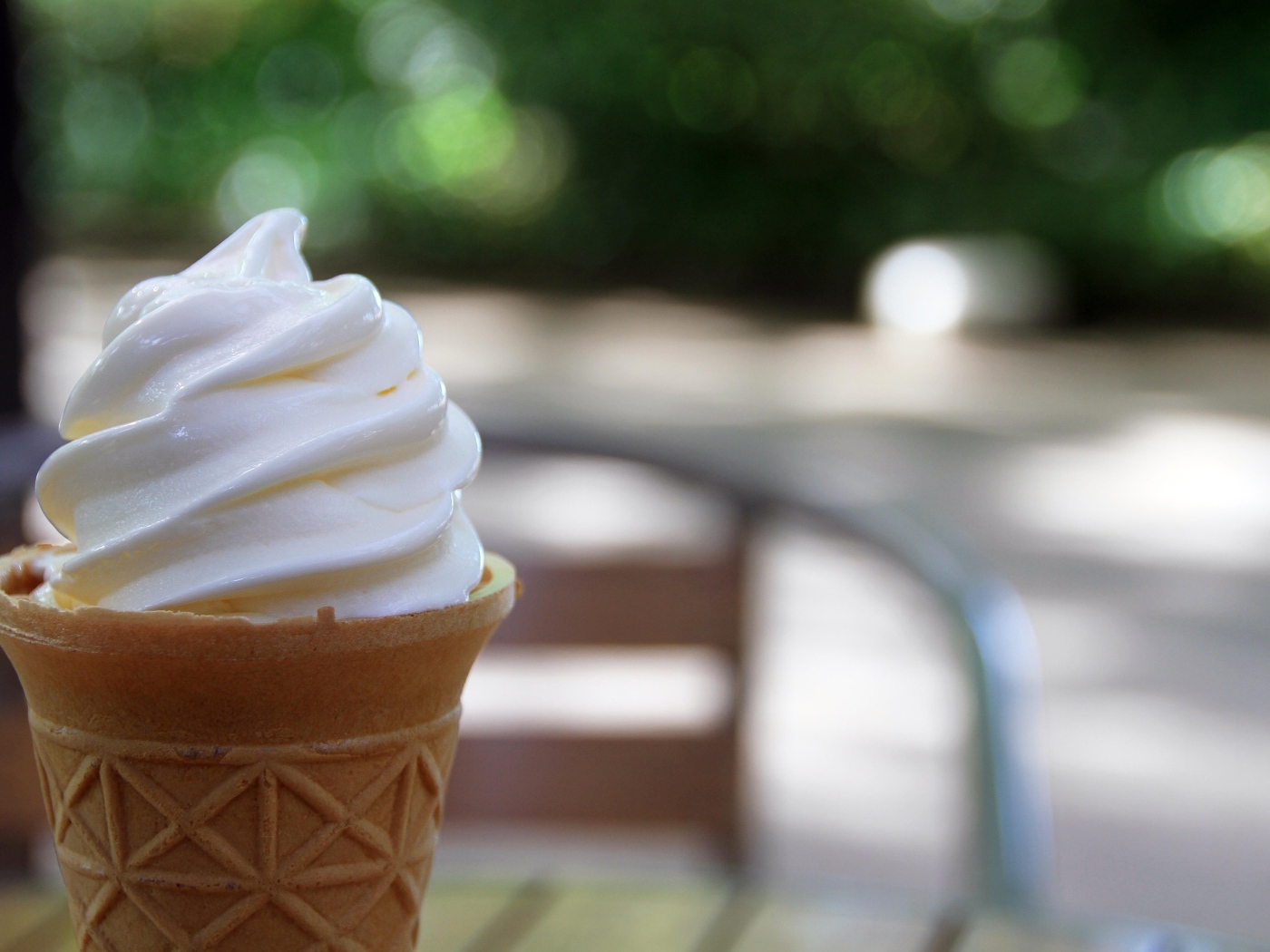 Сливочное мороженое в вафельном стаканчике