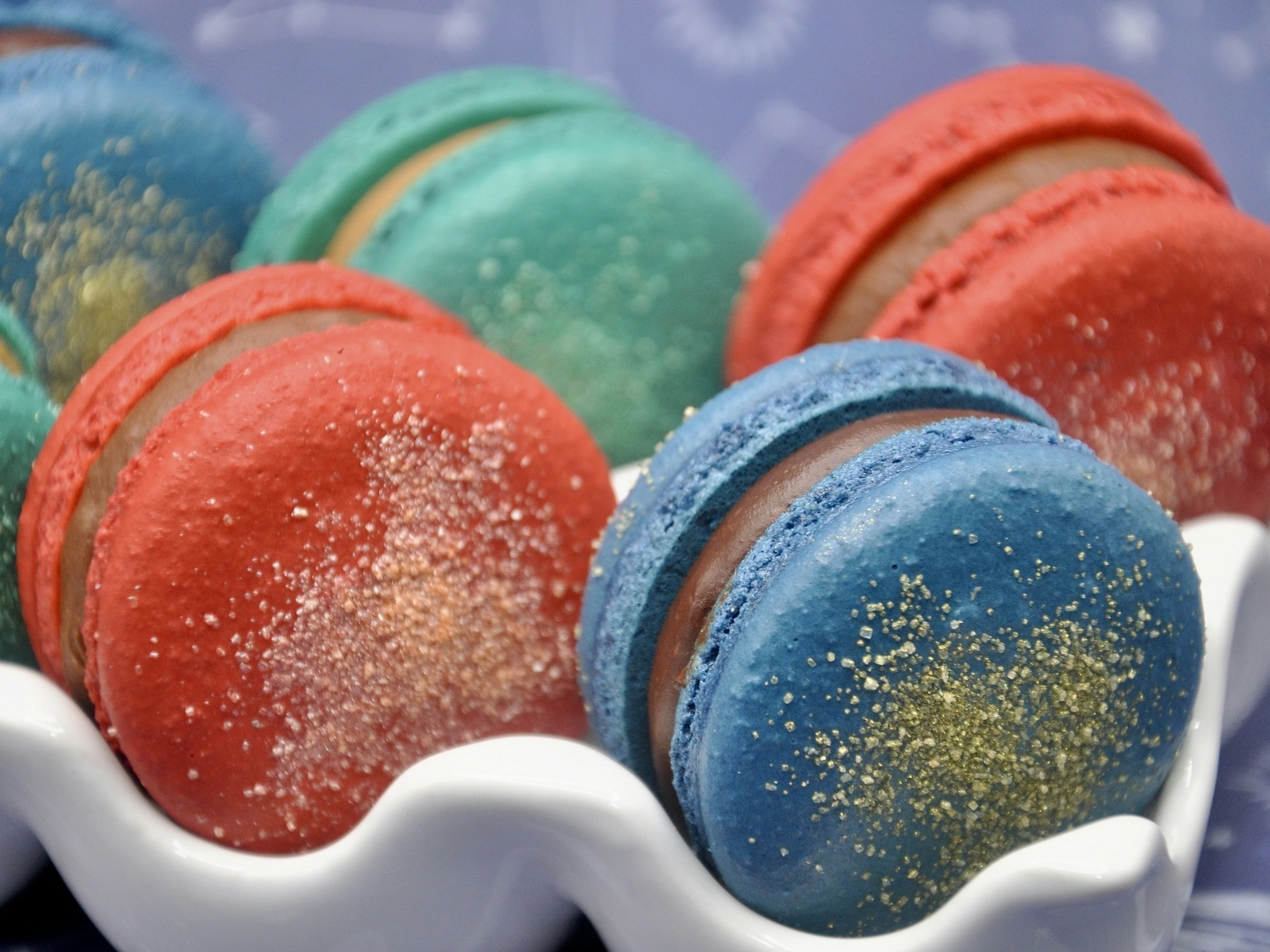 Сладкий разноцветный десерт макарун на столе