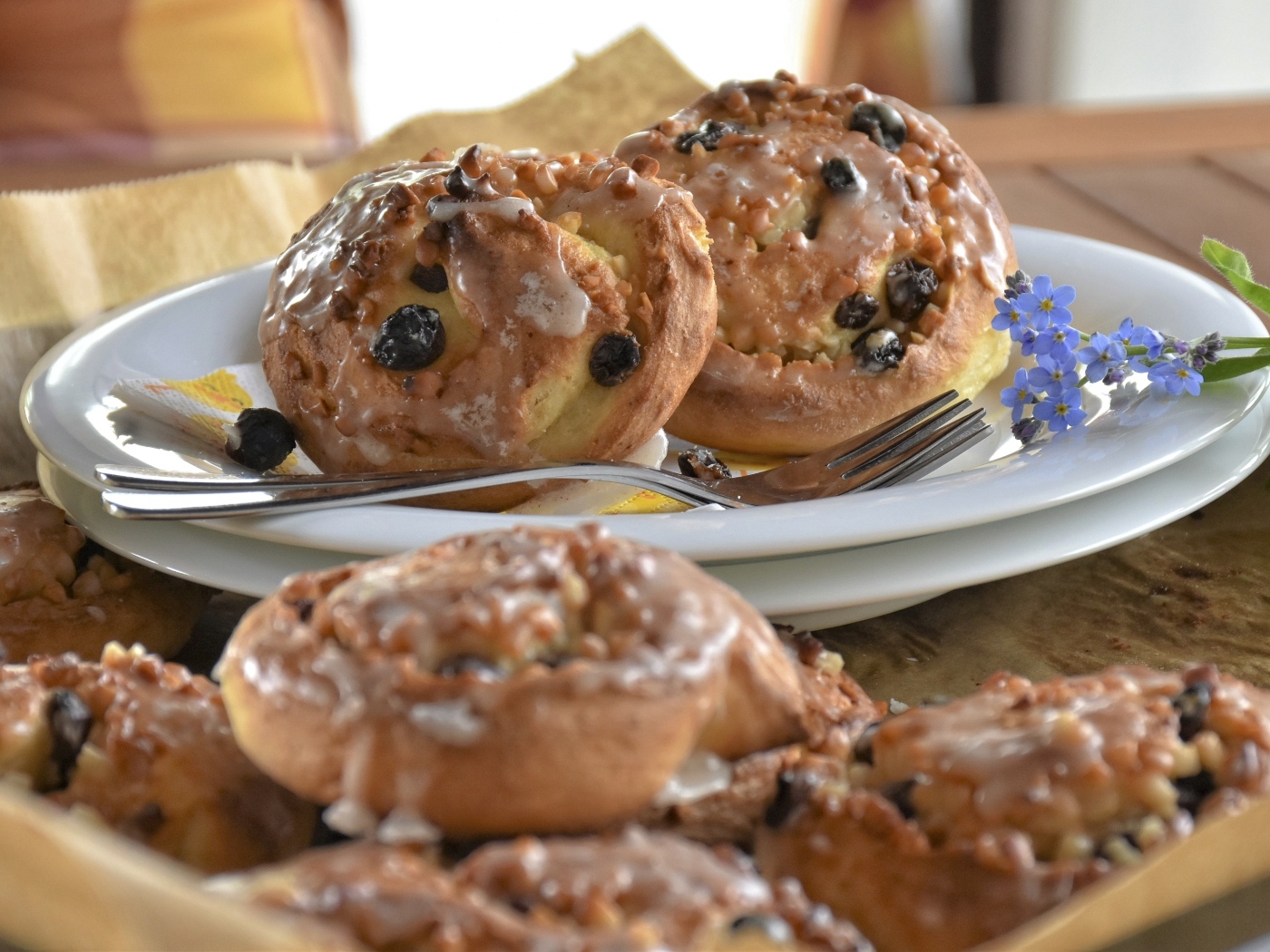 Сладкое домашнее печенье с изюмом в глазури 